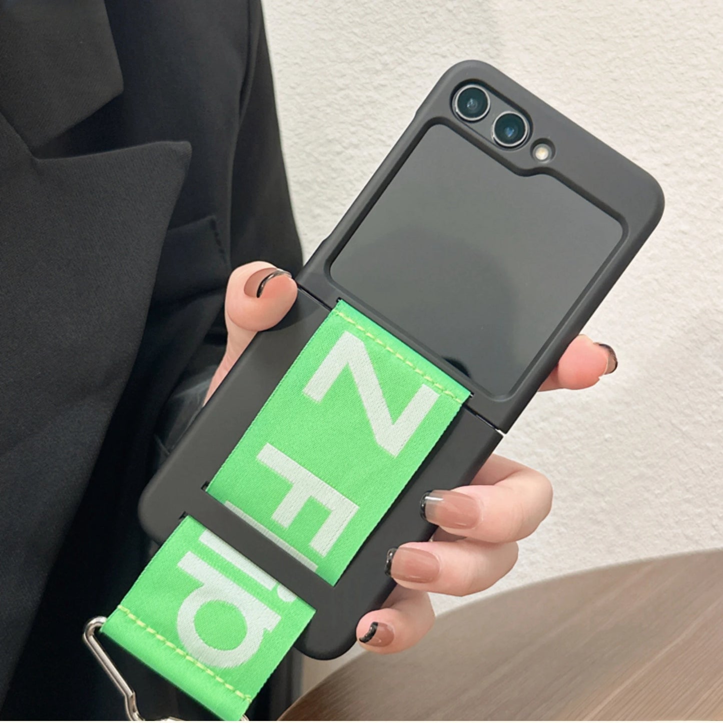 Z flip 6 7 Case Luxury Wristband For Samsung Galaxy Z Flip 7 4 5 3 6 Wrist Strap Hard Shockproof Flip4 Flip6 Zflip5 Z6 Z7 Cover