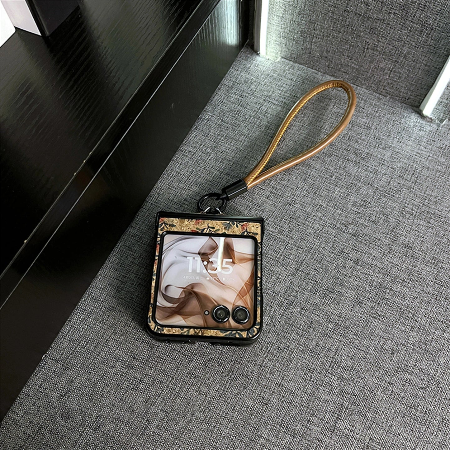 Korean Luxury Retro Brown Flowers Case With Brown Leather Bracelet for Motorola Razr 60 Ultra Razr2025 Razr 50Ultra Razr60 Cover