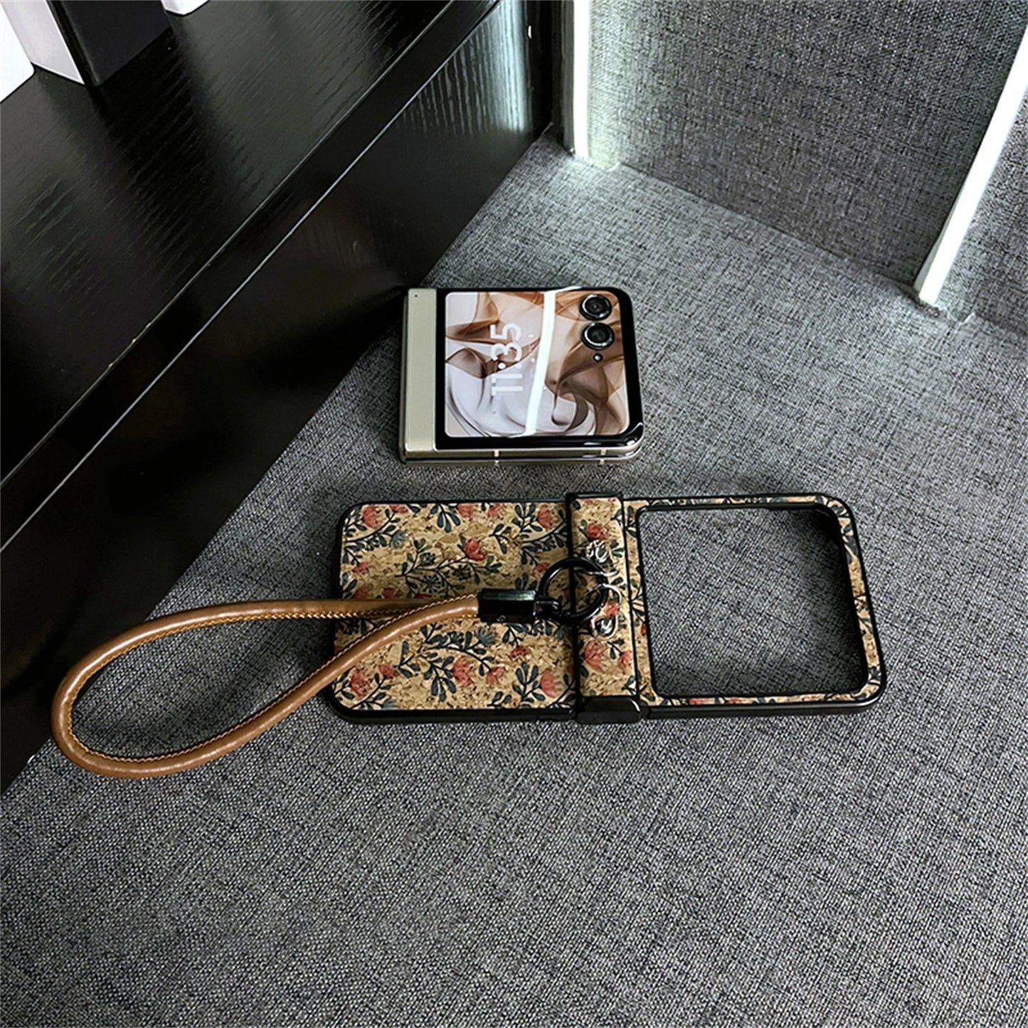 Korean Luxury Retro Brown Flowers Case With Brown Leather Bracelet for Motorola Razr 60 Ultra Razr2025 Razr 50Ultra Razr60 Cover
