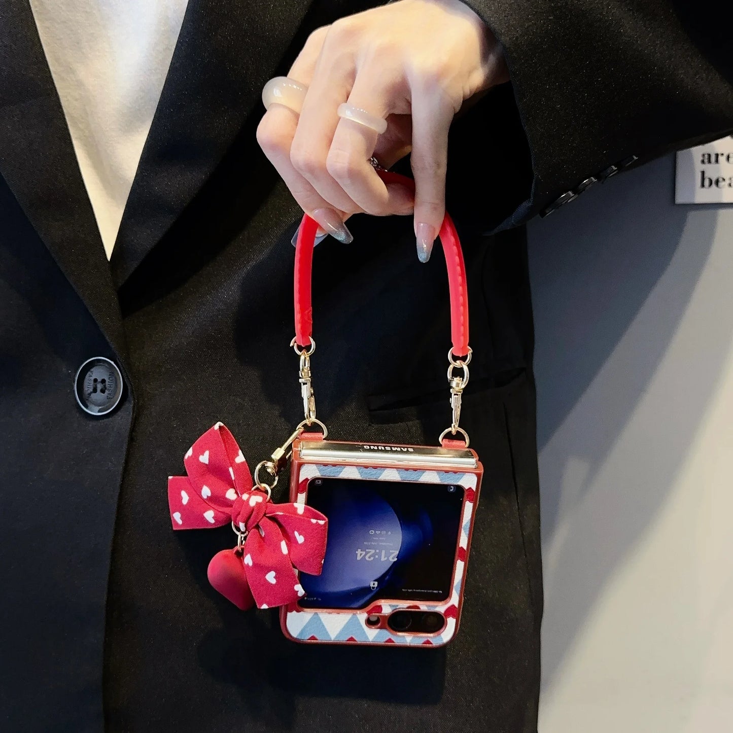 For Motorola Razr 60 Ultra Razr50Ultra 2025 Plus Case Unique Fashion Heart Bowknot Silicone Strap Wrist Leather Phone Case Cover