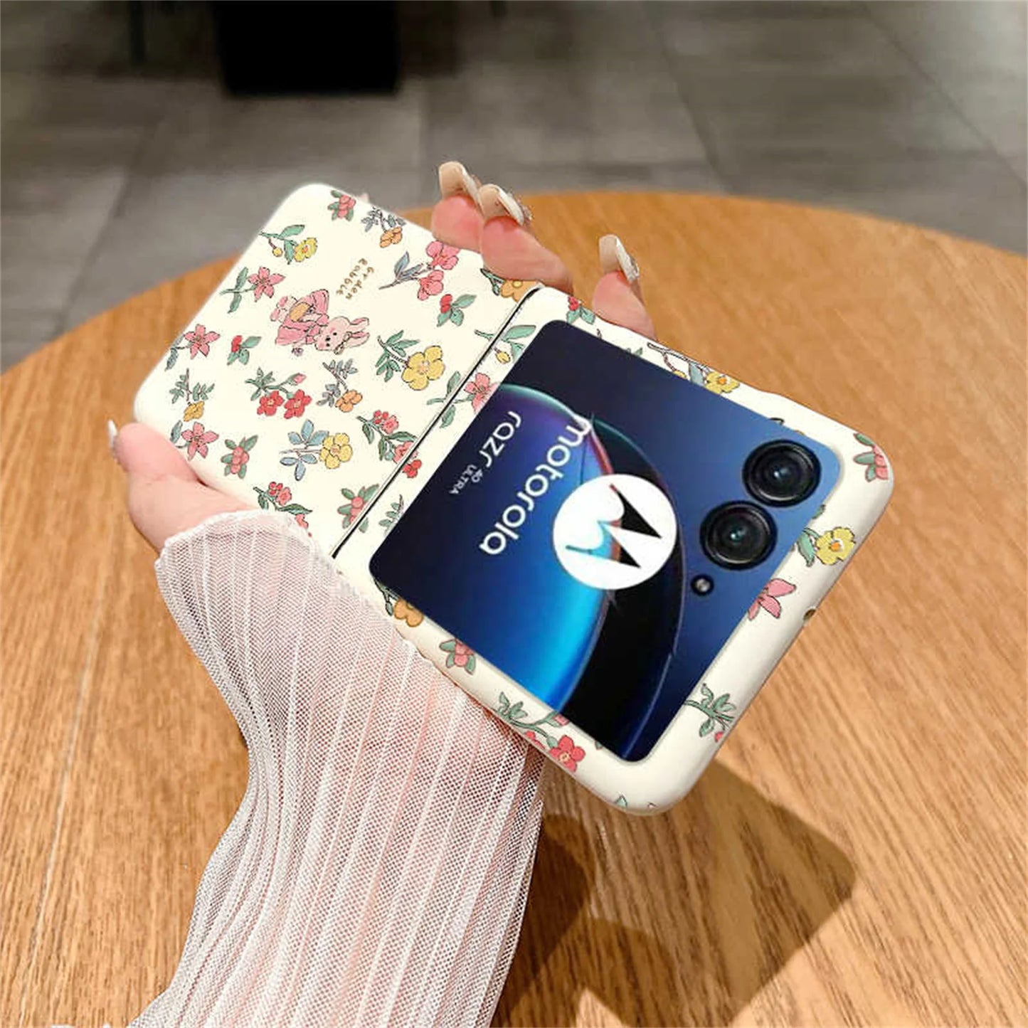 Full Screen Flowers Bunny Retro White Pink Black Phone Case for Motorola Razr 50ultra 50ultra Razr 50 Shockproof Camera Cover