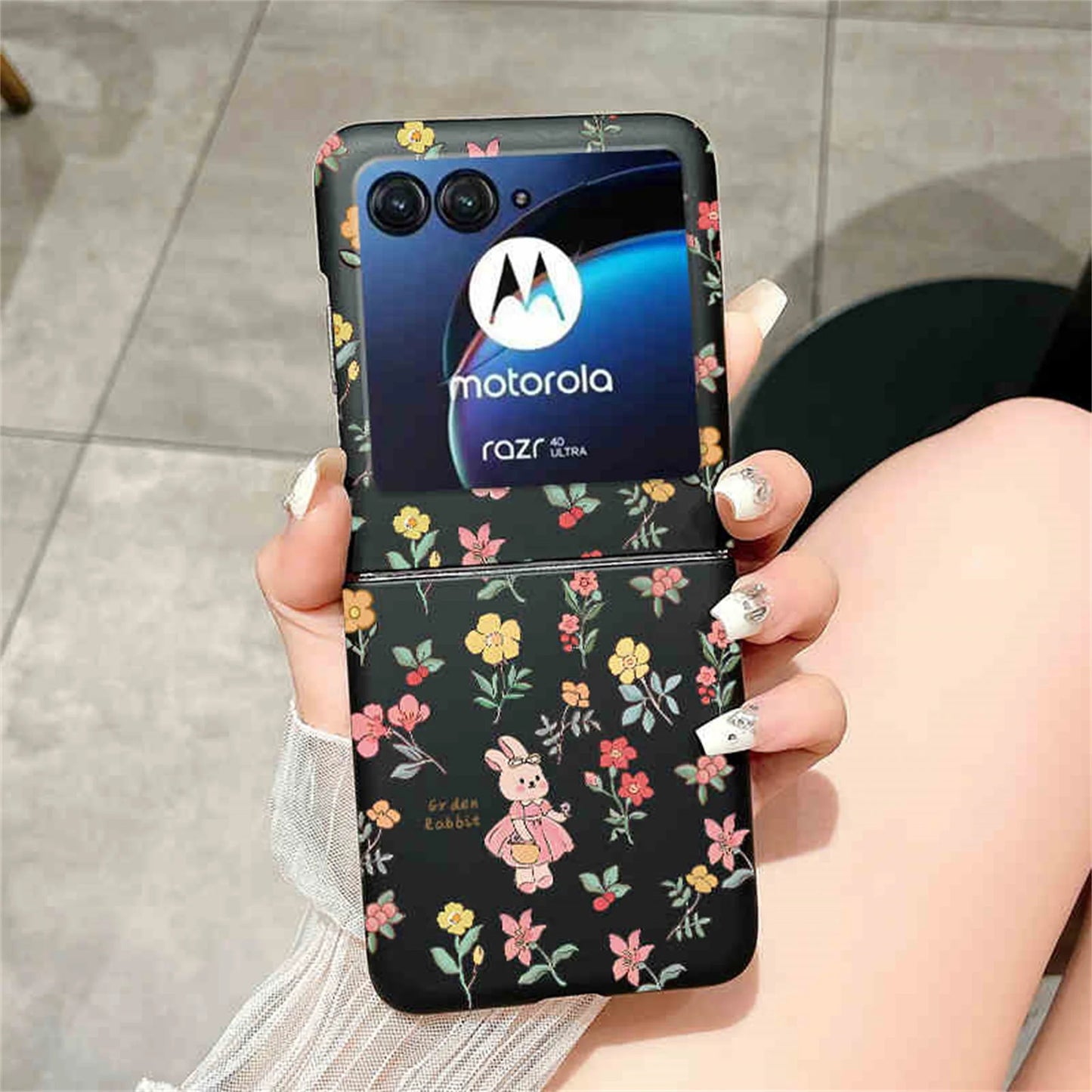 Full Screen Flowers Bunny Retro White Pink Black Phone Case for Motorola Razr 50ultra 50ultra Razr 50 Shockproof Camera Cover