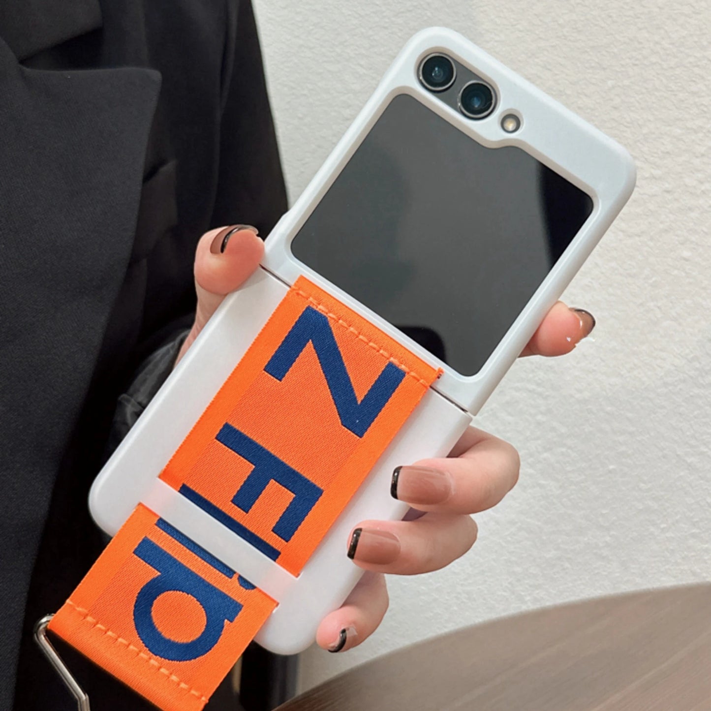 Z flip 6 7 Case Luxury Wristband For Samsung Galaxy Z Flip 7 4 5 3 6 Wrist Strap Hard Shockproof Flip4 Flip6 Zflip5 Z6 Z7 Cover