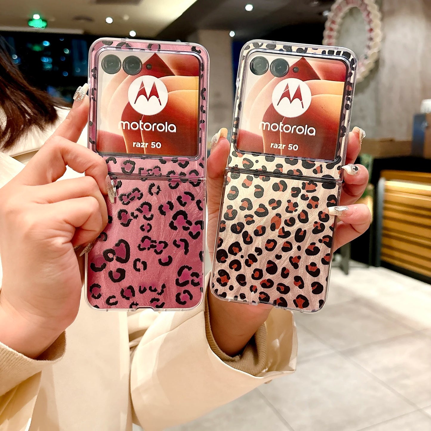 Feathered Leopard Print Phone Case For MOTO Razr 50 Ultra Motorola Razr 50Ultra Luxury Back Cover With Lanyard Anti-Lost Shell