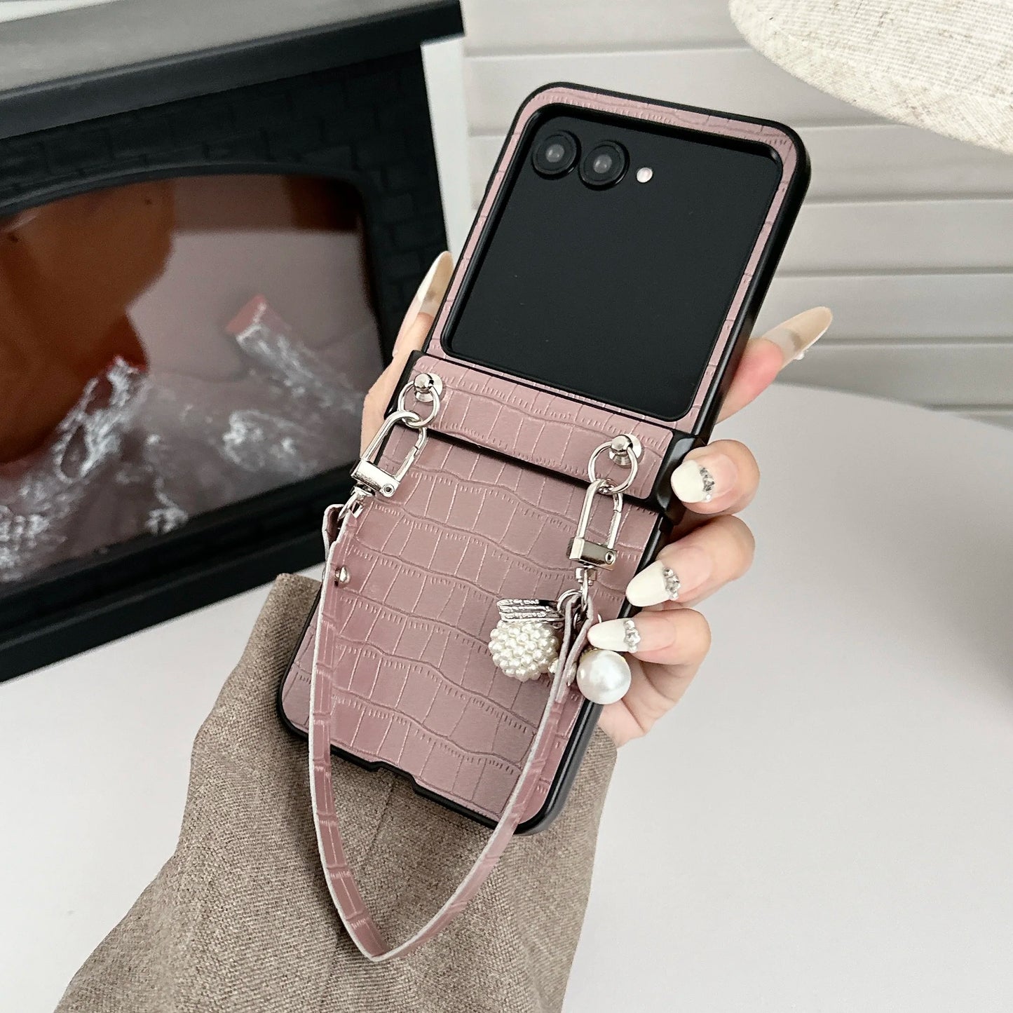 Alligator Pattern Leather Wrist Strap Phone Case for Motorola Razr 50 Ultra Mooto Razr 40 Shockproof Cover