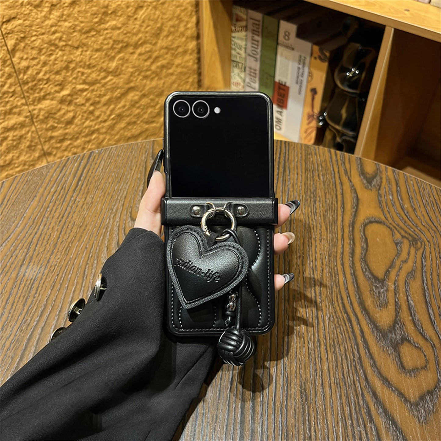 Luxury Wave Black Phone Case with Love Heart Pendant for Samsung Galaxy Z Flip 7 Z Flip6 ZFlip 5 Zflip6 Zflip7 Cover