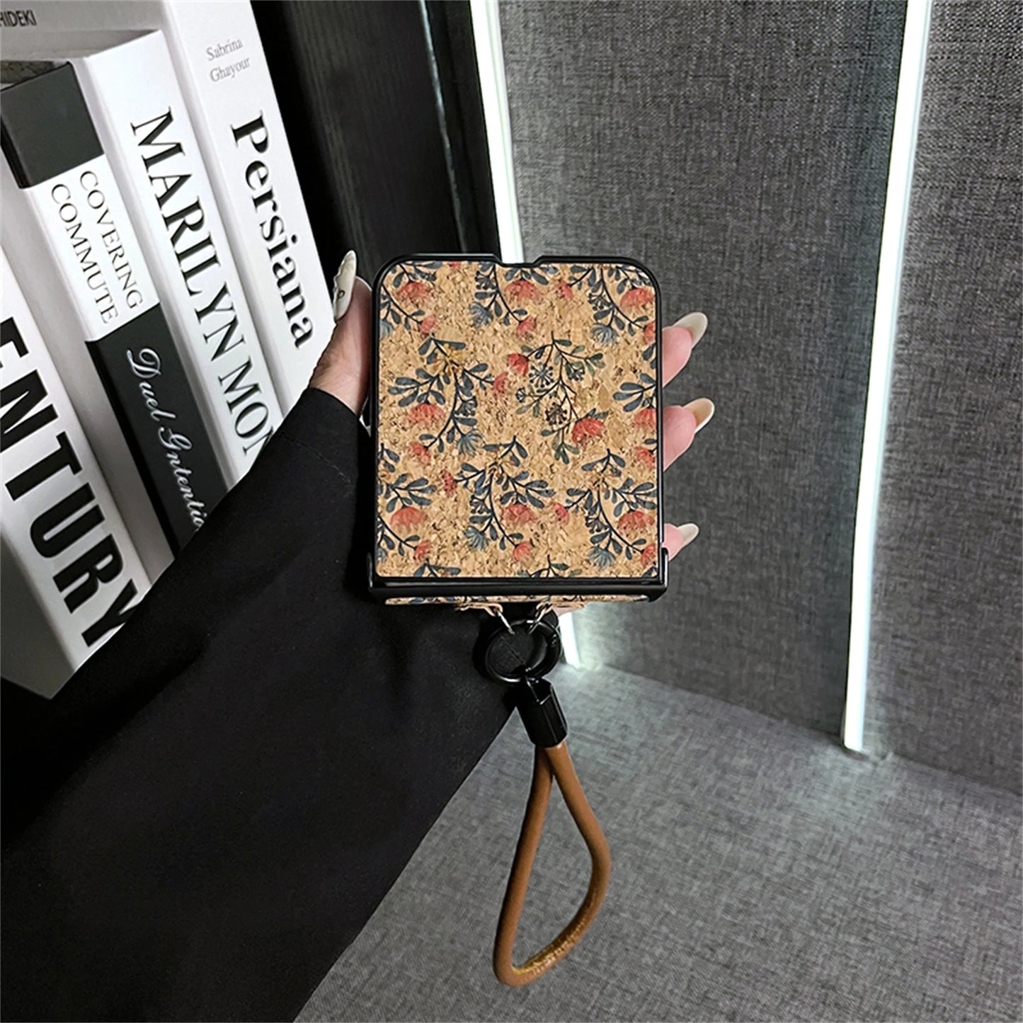 Korean Luxury Retro Brown Flowers Case With Brown Leather Bracelet for Motorola Razr 60 Ultra Razr2025 Razr 50Ultra Razr60 Cover