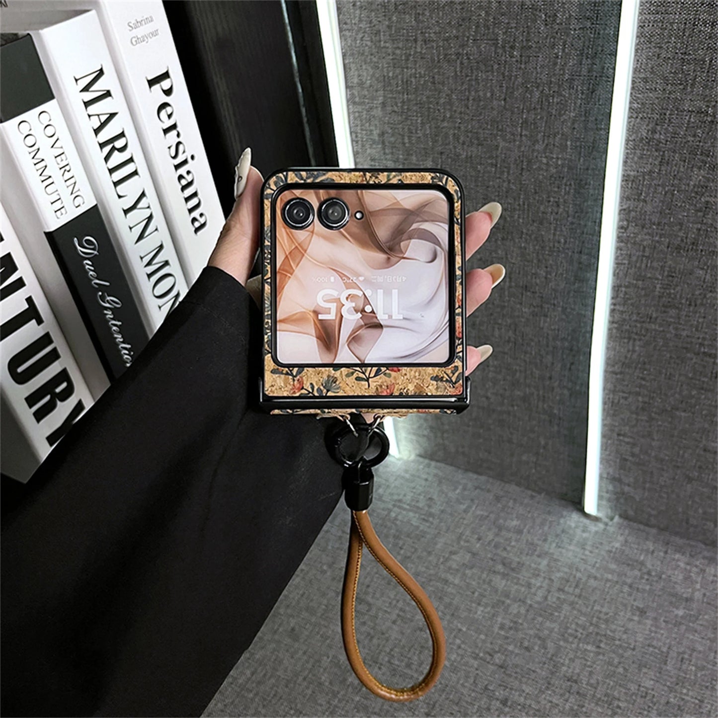 Korean Luxury Retro Brown Flowers Case With Brown Leather Bracelet for Motorola Razr 60 Ultra Razr2025 Razr 50Ultra Razr60 Cover