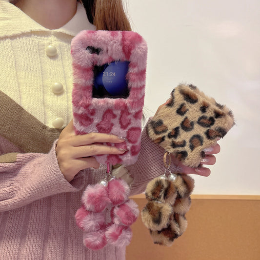Luxury Unique Plush Elegant Leopard Soft Fur Puff Wrist Strap Phone Case Cover For Motorola Razr 40 50 60 Moto 2024 Plus Ultra