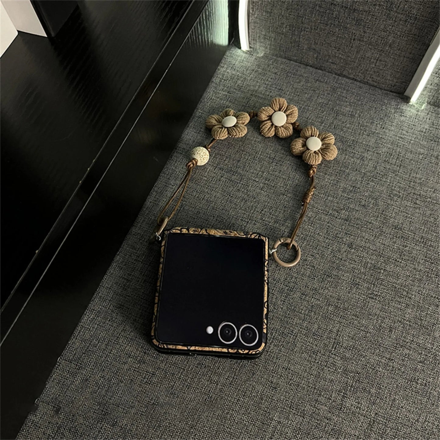 Classic Retro Flowers Case with Flower Bracelet for Samsung Galaxy Zflip7 Zflip6 Xiaomi Mix Flip2 Motorola Razr 60Ultra Cover