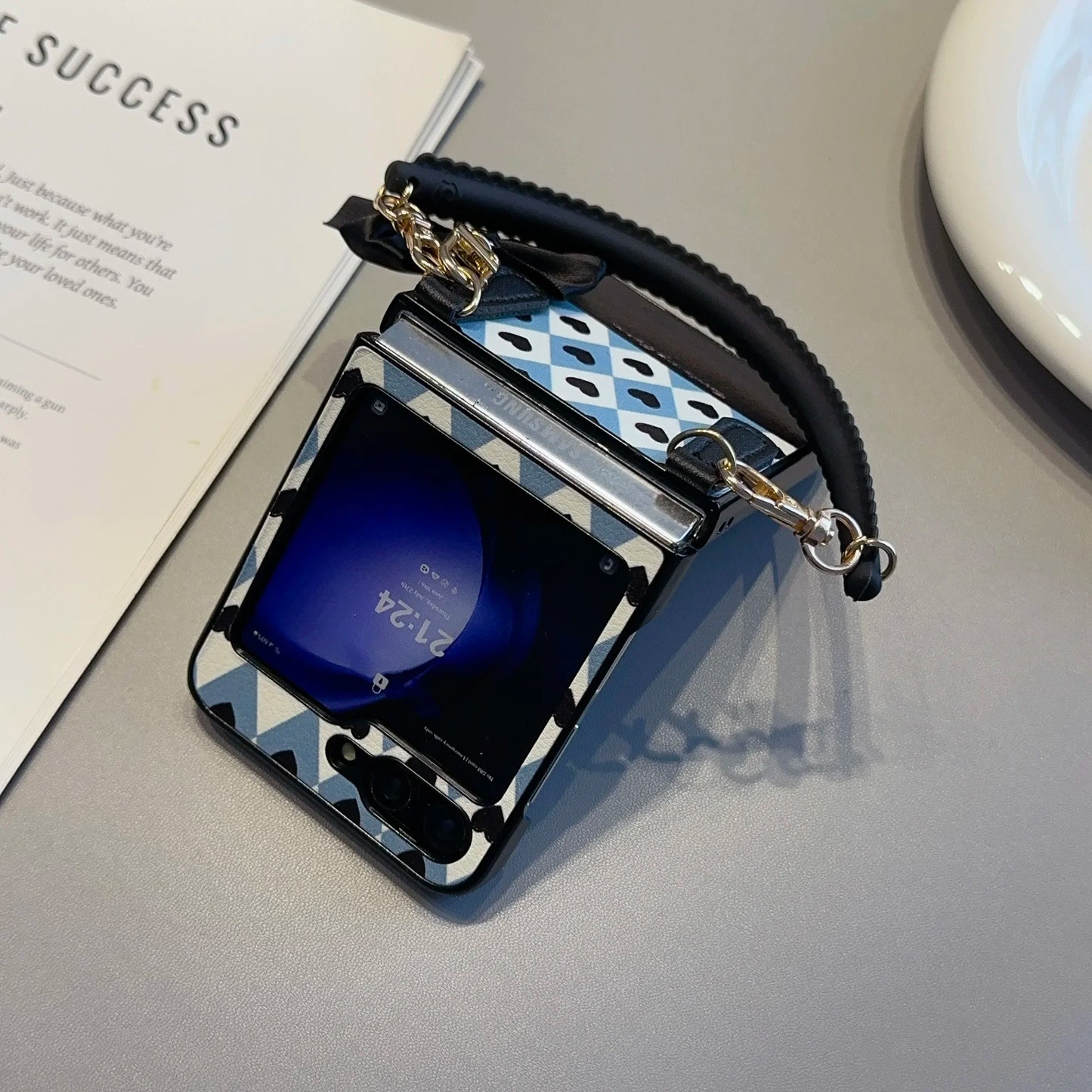 For Motorola Razr 60 Ultra Razr50Ultra 2025 Plus Case Unique Fashion Heart Bowknot Silicone Strap Wrist Leather Phone Case Cover