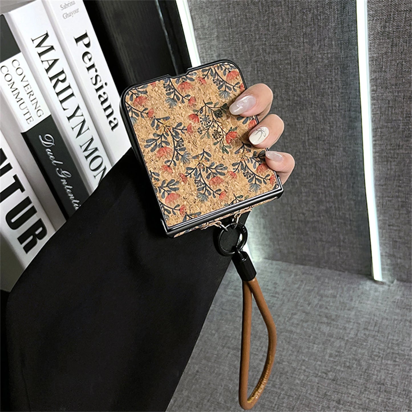 Korean Luxury Retro Brown Flowers Case With Brown Leather Bracelet for Motorola Razr 60 Ultra Razr2025 Razr 50Ultra Razr60 Cover