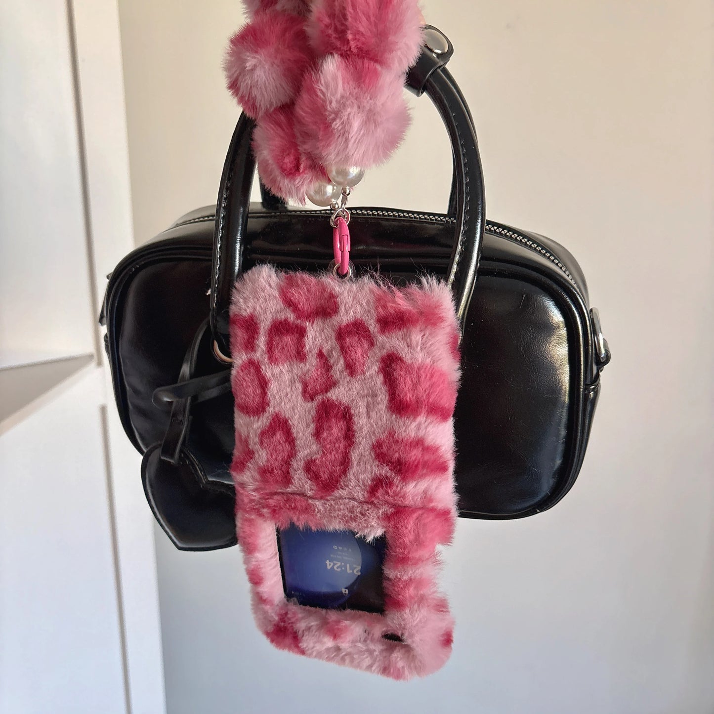 Luxury Unique Plush Elegant Leopard Soft Fur Puff Wrist Strap Phone Case Cover For Motorola Razr 40 50 60 Moto 2024 Plus Ultra