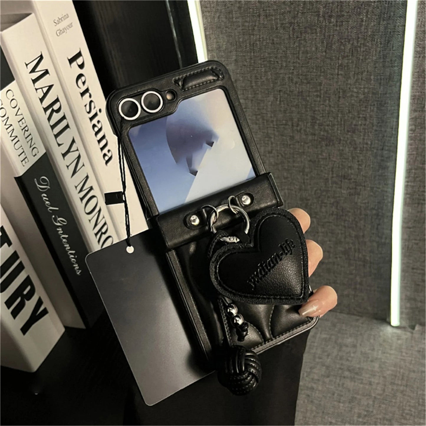 Luxury Wave Black Phone Case with Love Heart Pendant for Samsung Galaxy Z Flip 7 Z Flip6 ZFlip 5 Zflip6 Zflip7 Cover