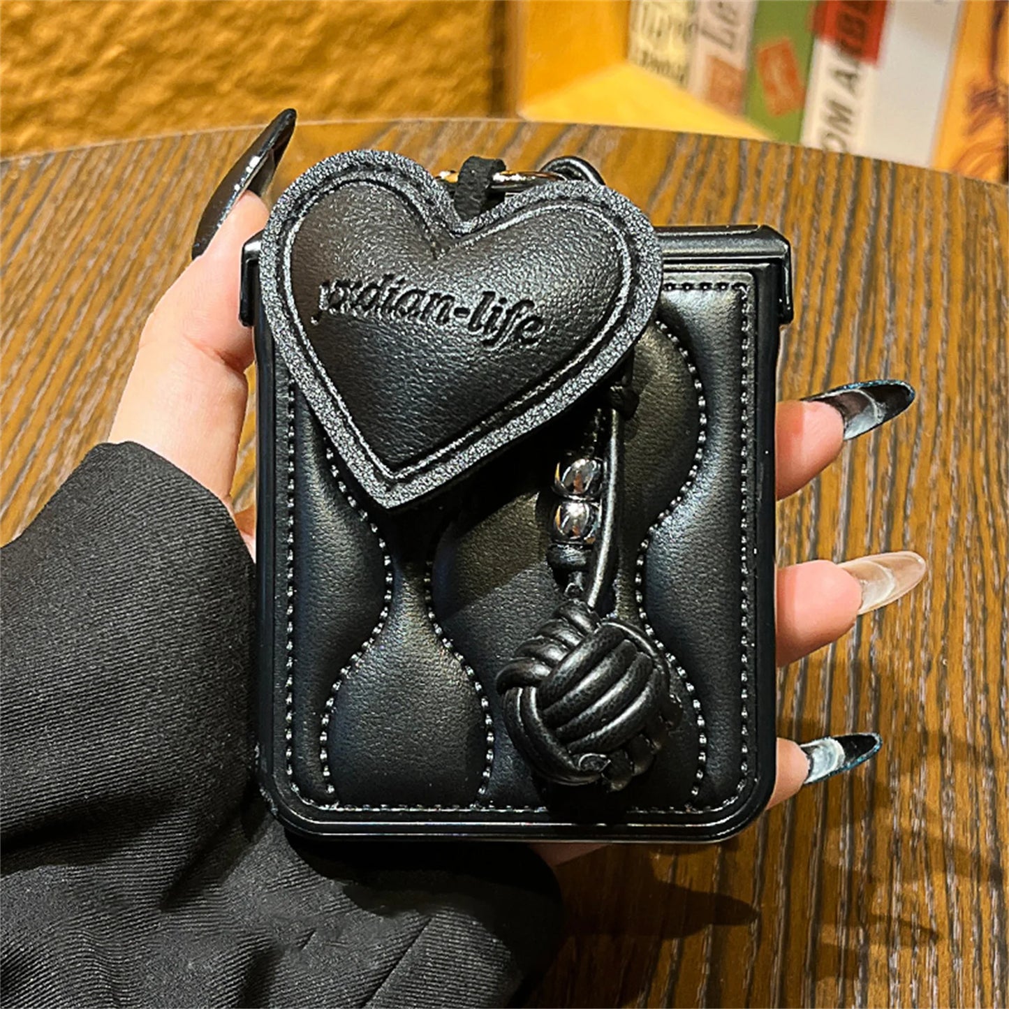 Luxury Wave Black Phone Case with Love Heart Pendant for Samsung Galaxy Z Flip 7 Z Flip6 ZFlip 5 Zflip6 Zflip7 Cover