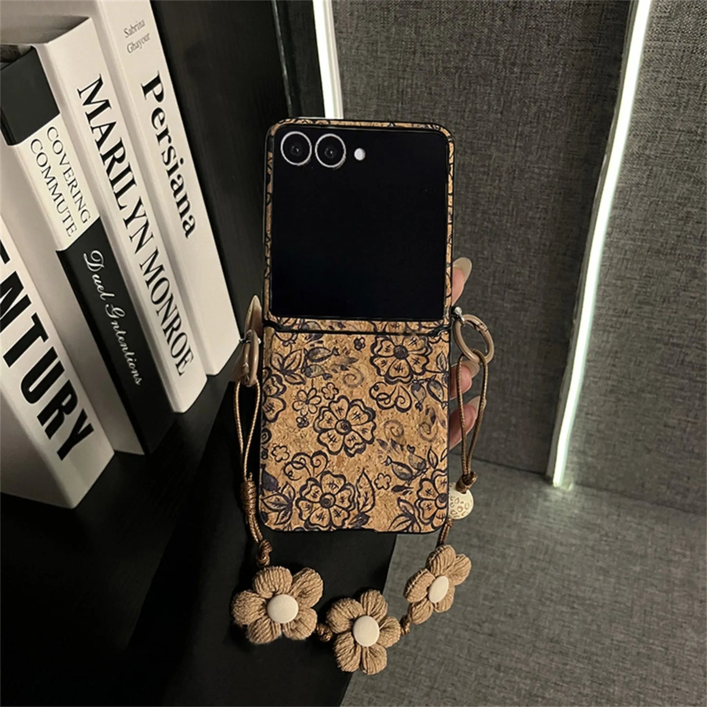 Classic Retro Flowers Case with Flower Bracelet for Samsung Galaxy Zflip7 Zflip6 Xiaomi Mix Flip2 Motorola Razr 60Ultra Cover