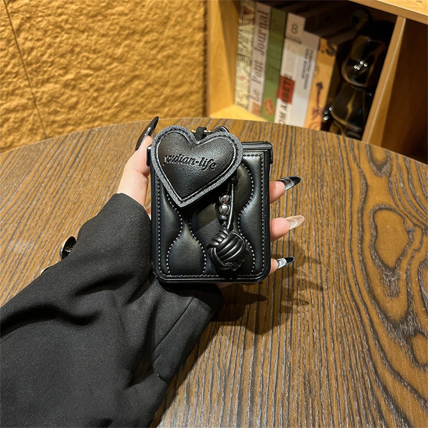 Luxury Wave Black Phone Case with Love Heart Pendant for Samsung Galaxy Z Flip 7 Z Flip6 ZFlip 5 Zflip6 Zflip7 Cover