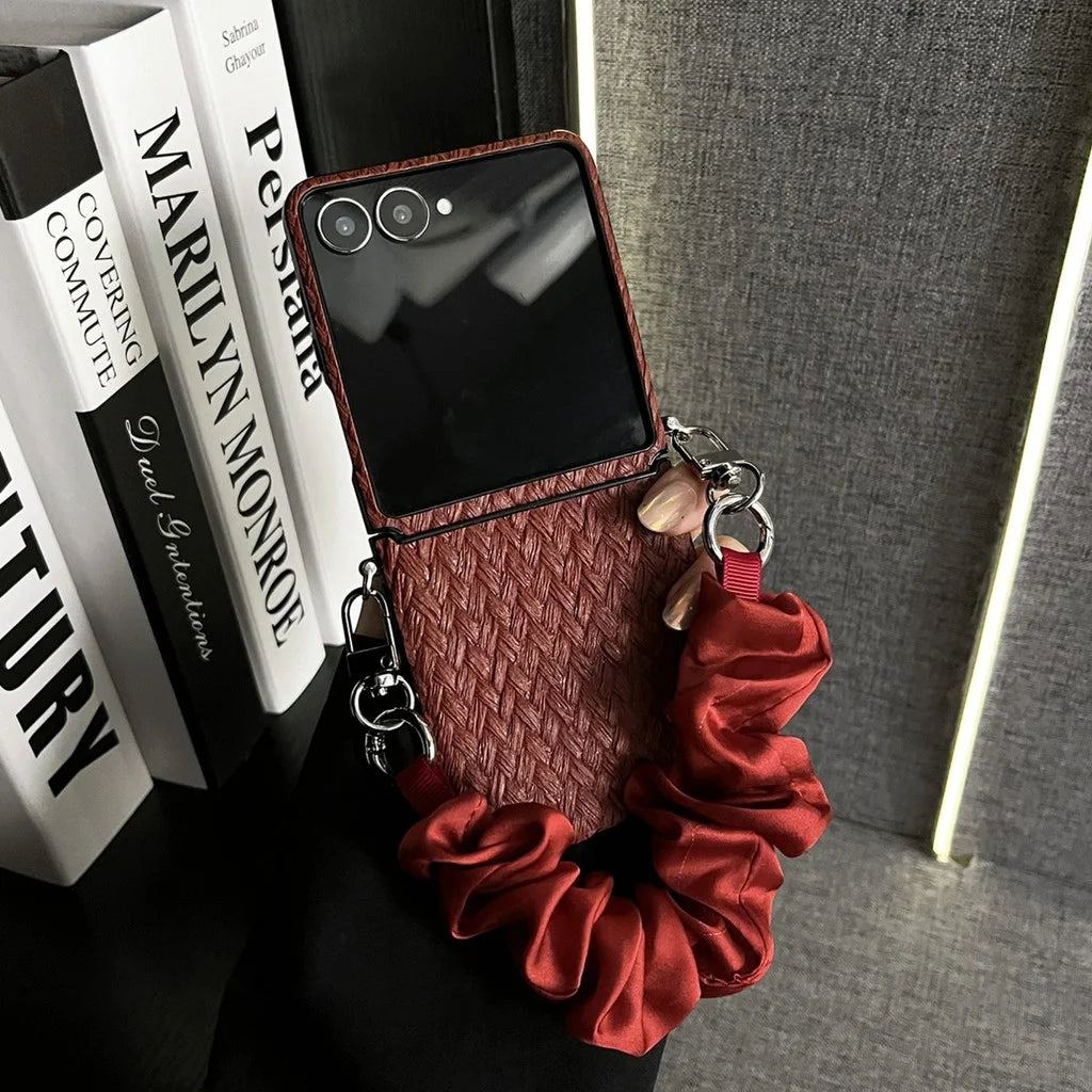 Ins Black Straw Mat Pattern Wine Red Phone Case Elastic Scarf Wristband for Motorola Razr50 Razr 70 Ultra 50ultra 60 ultra Cover