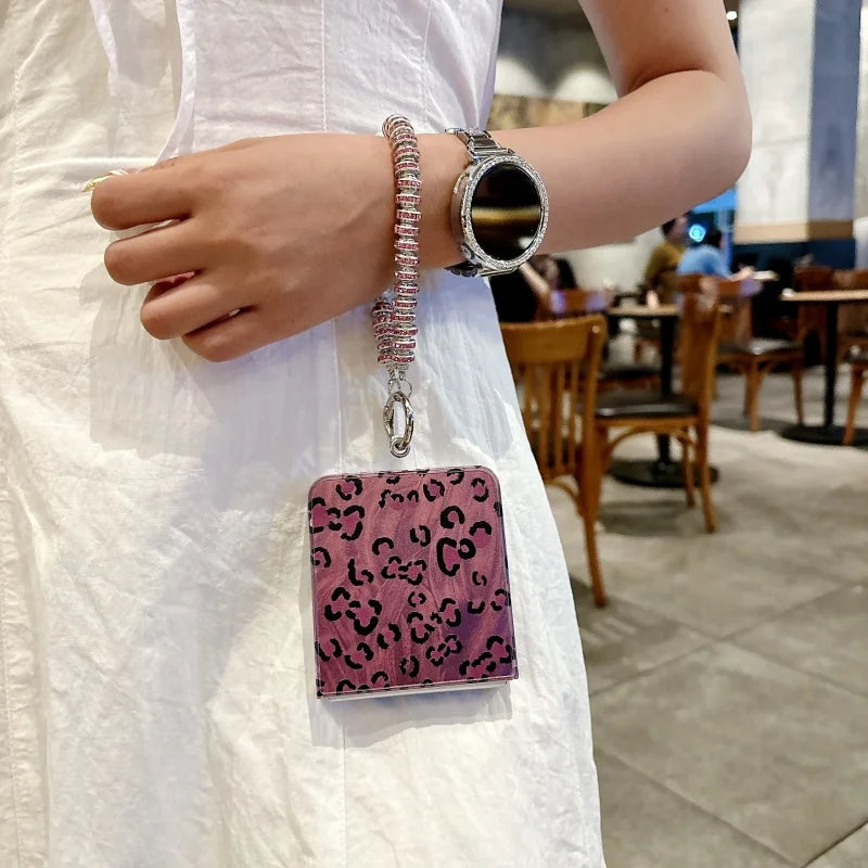 Fashion Pink Leopard Print Phone Case For Samsung Galaxy Z Flip 7 6 5 4 Flip7 Zflip6 Fashion Pearl Bracelet Hard Protector Cover