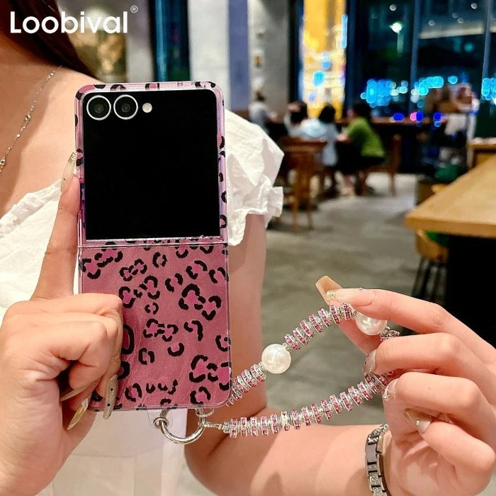 Fashion Pink Leopard Print Phone Case For Samsung Galaxy Z Flip 7 6 5 4 Flip7 Zflip6 Fashion Pearl Bracelet Hard Protector Cover