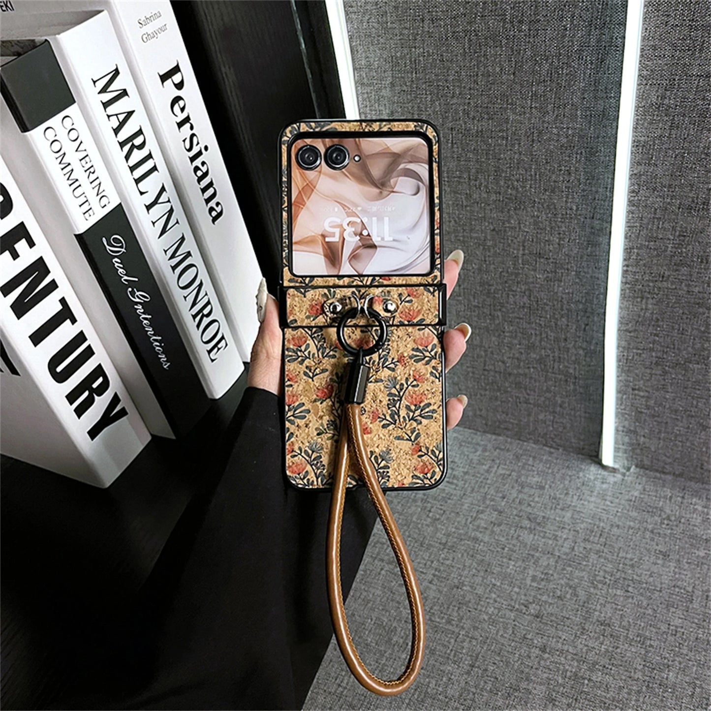 Korean Luxury Retro Brown Flowers Case With Brown Leather Bracelet for Motorola Razr 60 Ultra Razr2025 Razr 50Ultra Razr60 Cover