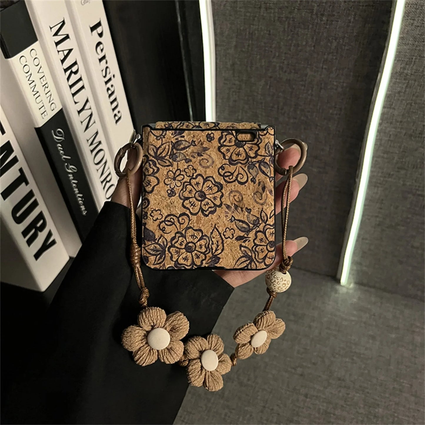 Classic Retro Flowers Case with Flower Bracelet for Samsung Galaxy Zflip7 Zflip6 Xiaomi Mix Flip2 Motorola Razr 60Ultra Cover