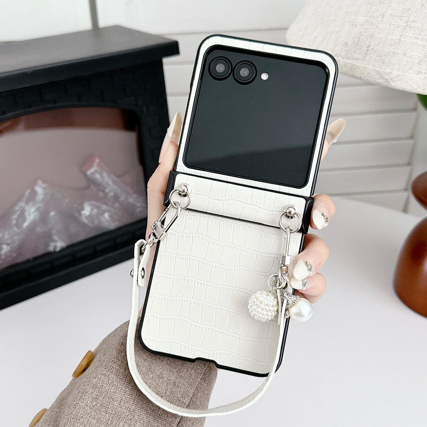 Alligator Pattern Leather Wrist Strap Phone Case for Motorola Razr 50 Ultra Mooto Razr 40 Shockproof Cover