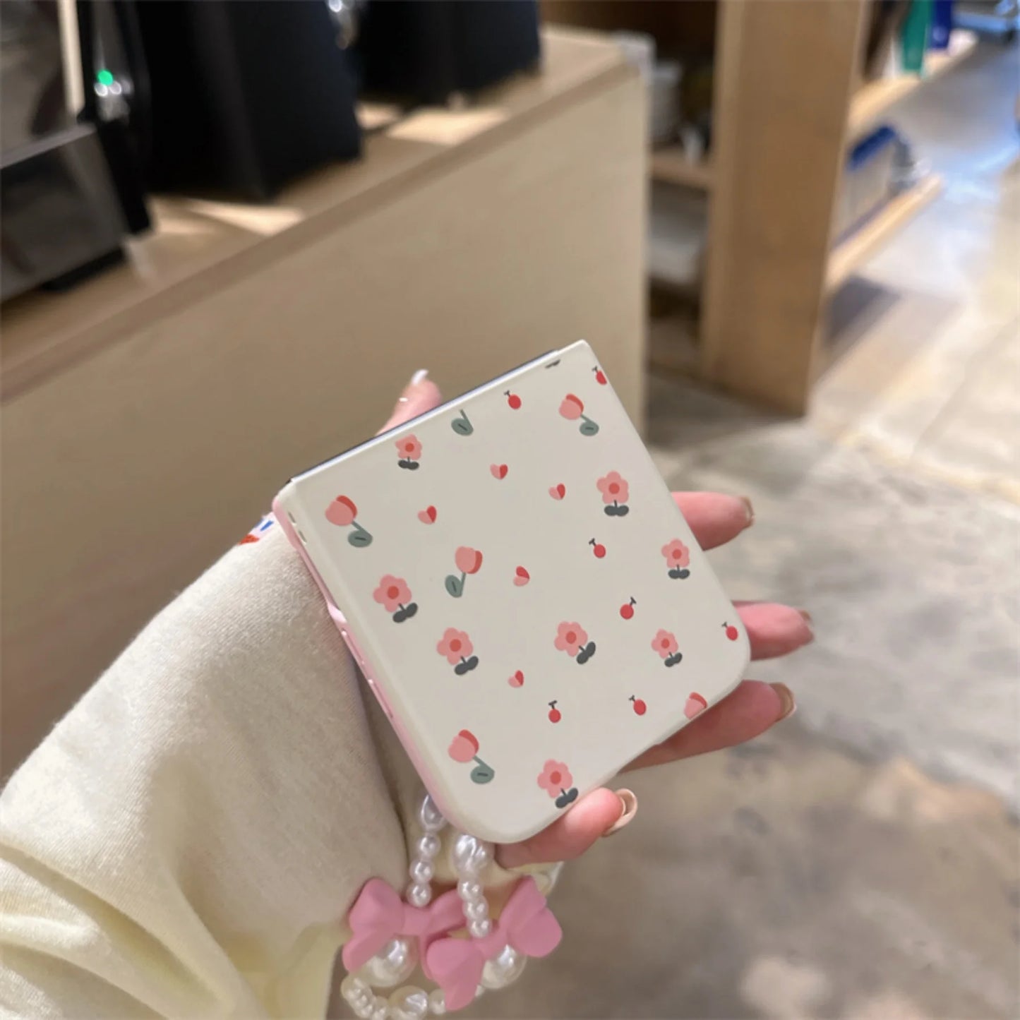 Korean Fresh Color Matching Flower Pearl Bow Bracelet Phone Case For Motorola Razr 60 Ultra 50Ultra Razr 50 Ultra Back Cover