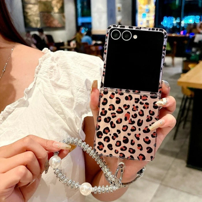 Fashion Pink Leopard Print Phone Case For Samsung Galaxy Z Flip 7 6 5 4 Flip7 Zflip6 Fashion Pearl Bracelet Hard Protector Cover