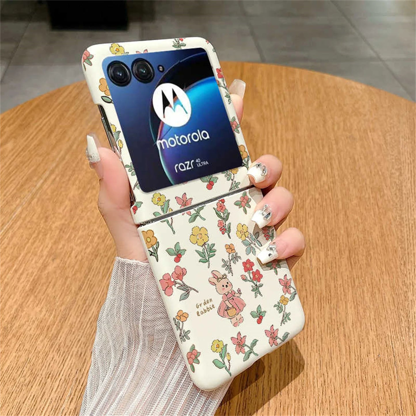 Full Screen Flowers Bunny Retro White Pink Black Phone Case for Motorola Razr 50ultra 50ultra Razr 50 Shockproof Camera Cover