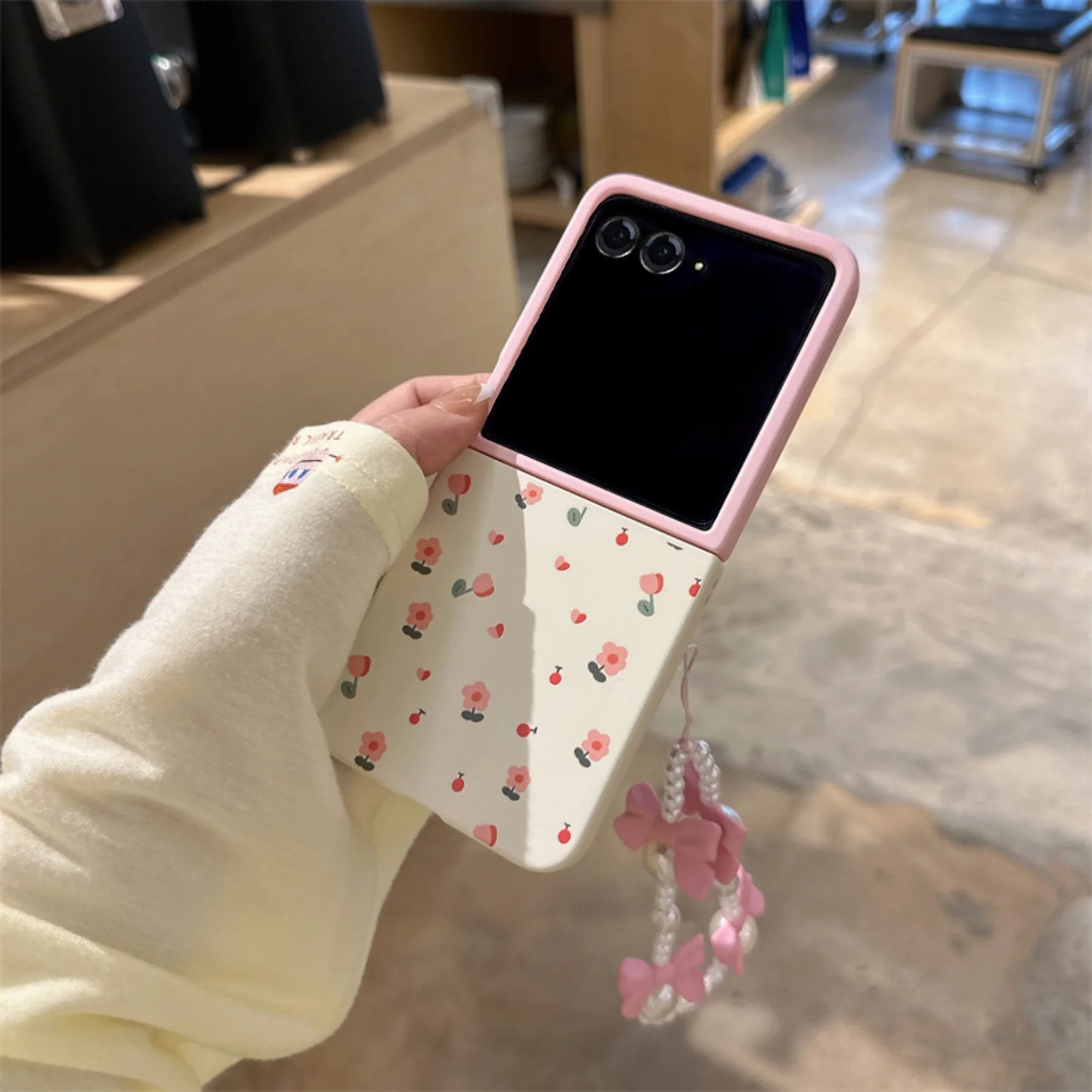 Korean Fresh Color Matching Flower Pearl Bow Bracelet Phone Case For Motorola Razr 60 Ultra 50Ultra Razr 50 Ultra Back Cover