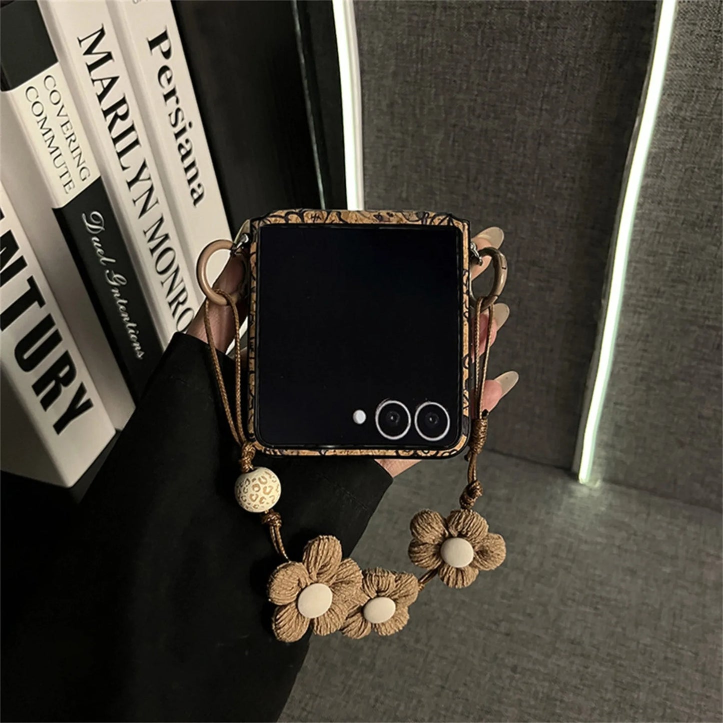 Classic Retro Flowers Case with Flower Bracelet for Samsung Galaxy Zflip7 Zflip6 Xiaomi Mix Flip2 Motorola Razr 60Ultra Cover