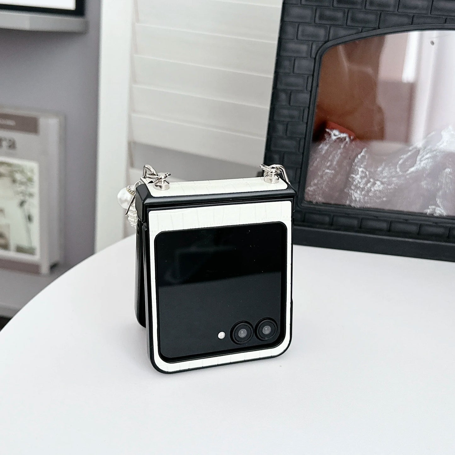 Alligator Pattern Leather Wrist Strap Phone Case for Motorola Razr 50 Ultra Mooto Razr 40 Shockproof Cover