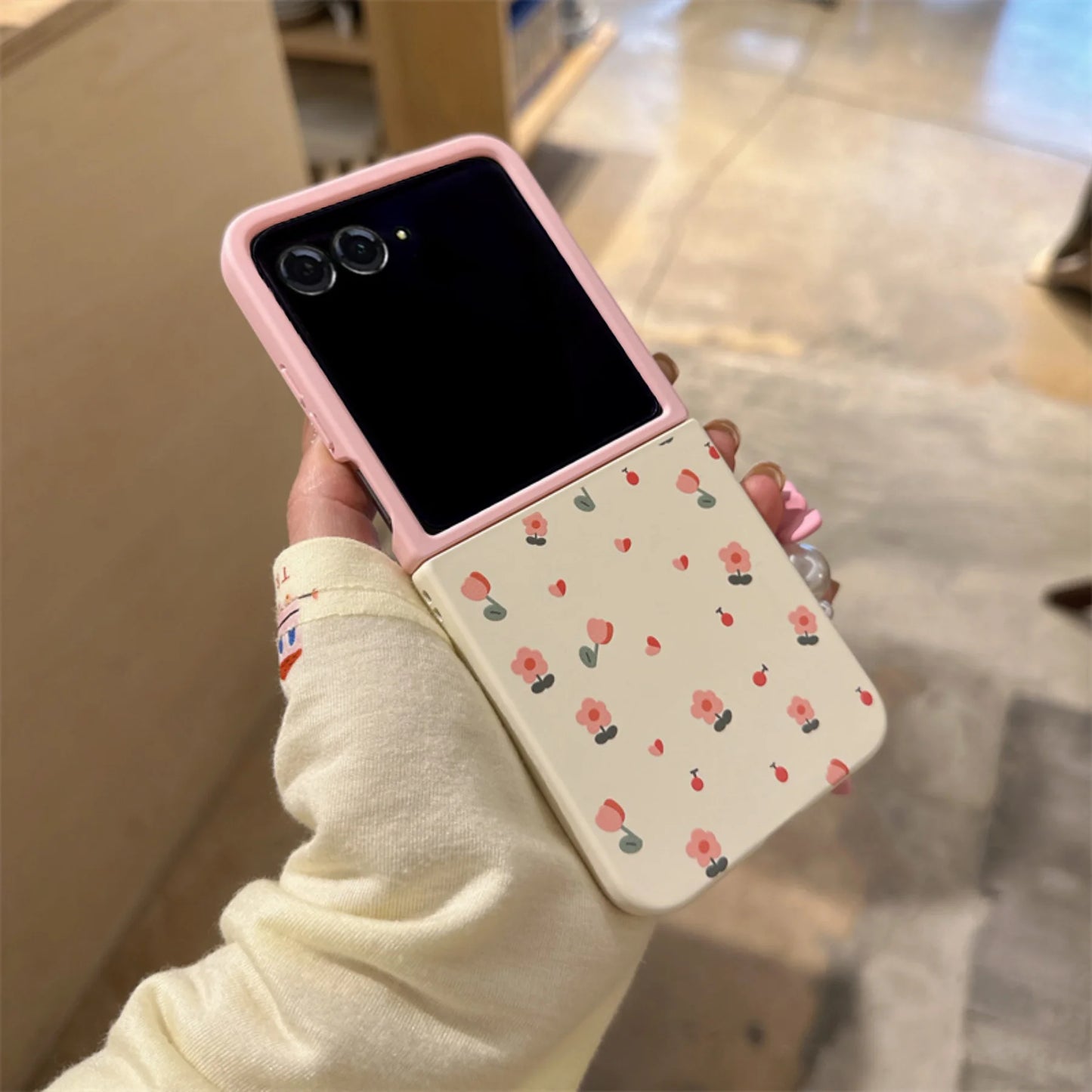 Korean Fresh Color Matching Flower Pearl Bow Bracelet Phone Case For Motorola Razr 60 Ultra 50Ultra Razr 50 Ultra Back Cover
