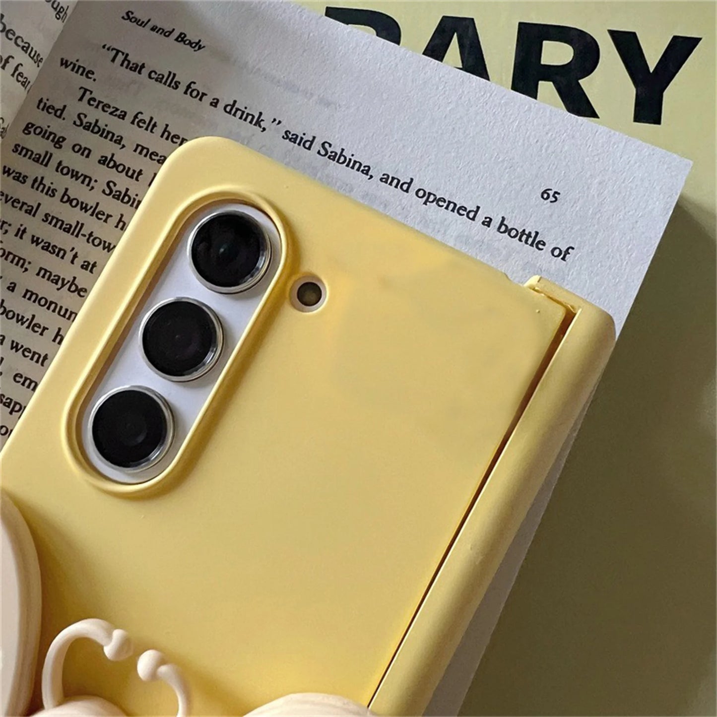 Cute Silicone Bee Bracket Phone Case for Samsung Galaxy Z Fold 6 Z Fold 7 ZFold5 Z Fold 4 3 Yellow Portable Bracelet Cover